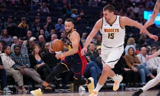 泪目！足协杯冠军奖杯被带回工体，放在已故球迷杨雪的座位旁